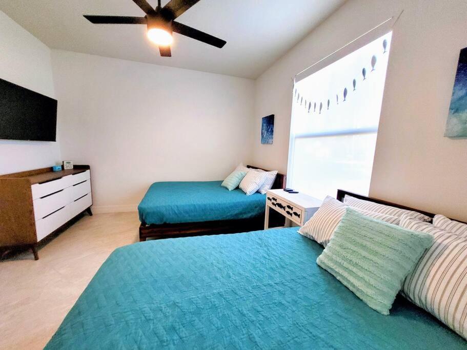 Blue Door Retreat - Luxury Pool Home - Sleeps 8 Cape Coral Exteriör bild