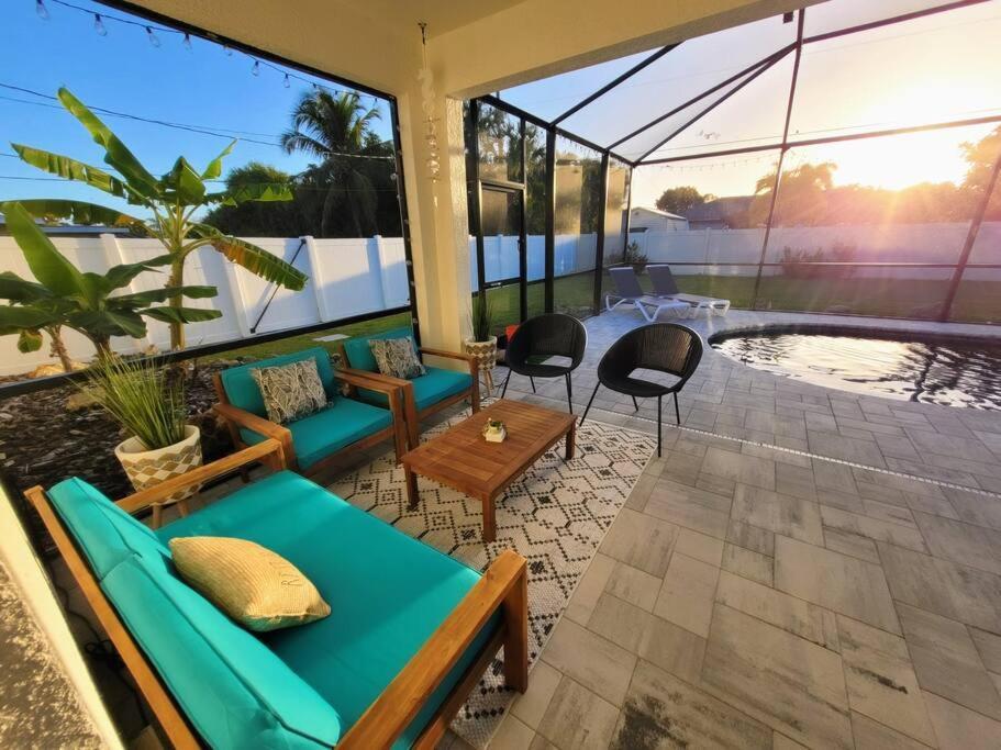 Blue Door Retreat - Luxury Pool Home - Sleeps 8 Cape Coral Exteriör bild