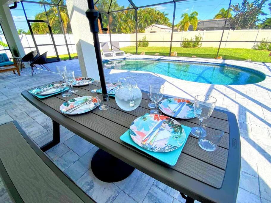 Blue Door Retreat - Luxury Pool Home - Sleeps 8 Cape Coral Exteriör bild