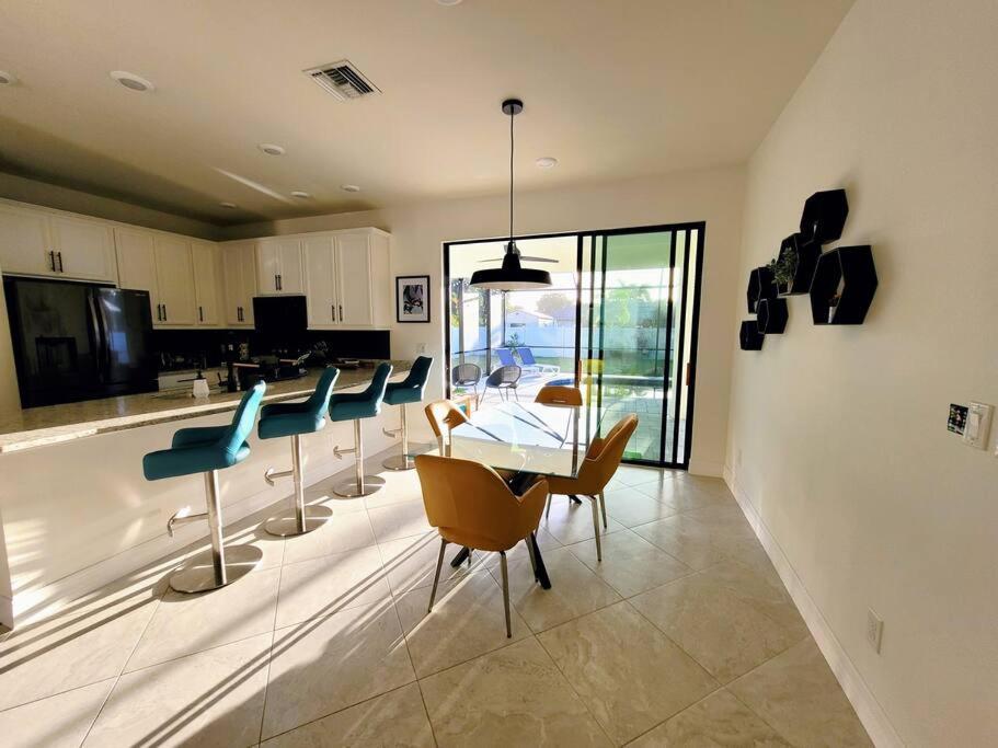 Blue Door Retreat - Luxury Pool Home - Sleeps 8 Cape Coral Exteriör bild