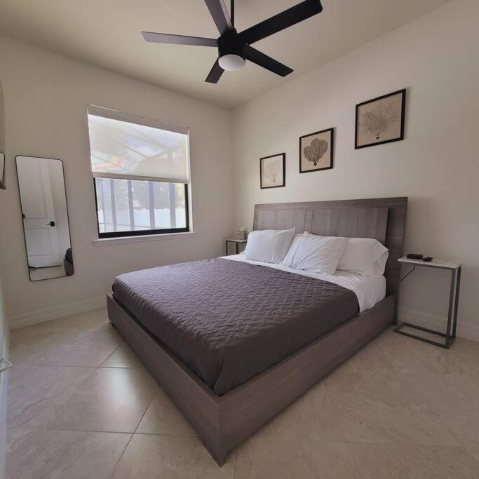 Blue Door Retreat - Luxury Pool Home - Sleeps 8 Cape Coral Exteriör bild