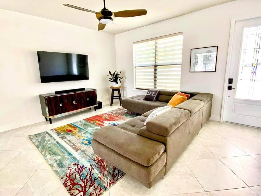 Blue Door Retreat - Luxury Pool Home - Sleeps 8 Cape Coral Exteriör bild