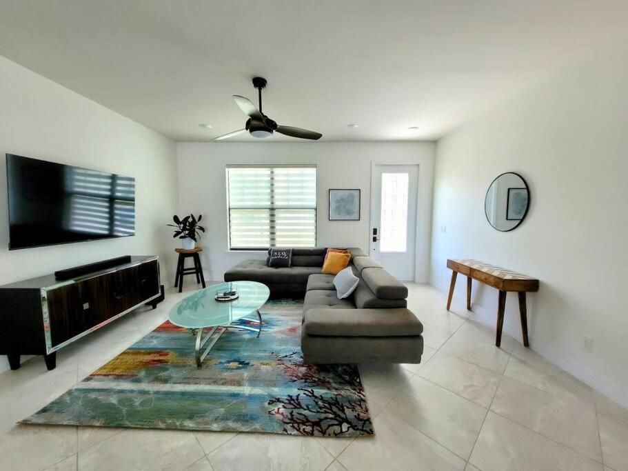 Blue Door Retreat - Luxury Pool Home - Sleeps 8 Cape Coral Exteriör bild