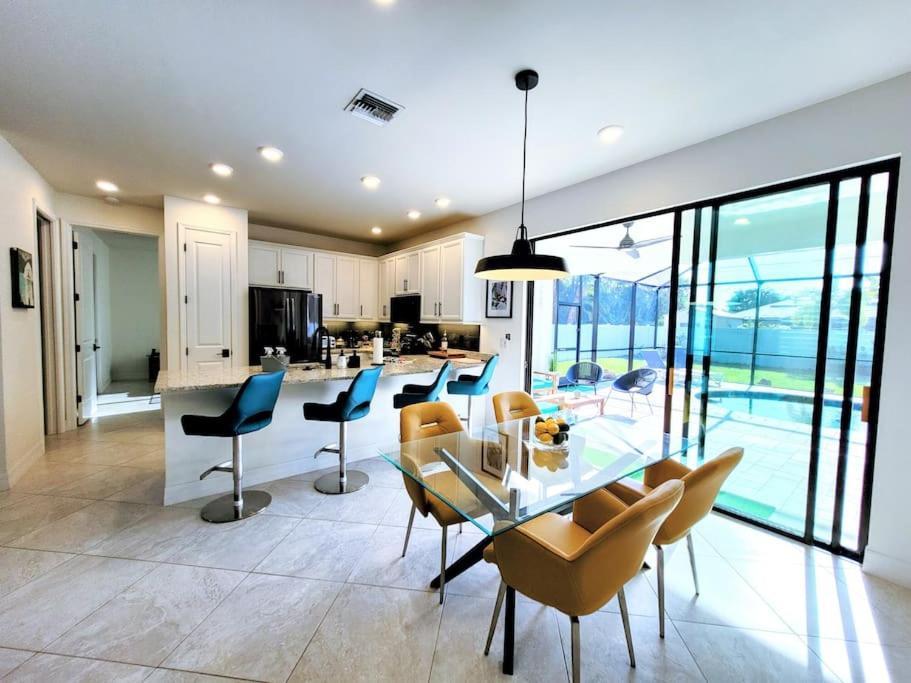 Blue Door Retreat - Luxury Pool Home - Sleeps 8 Cape Coral Exteriör bild